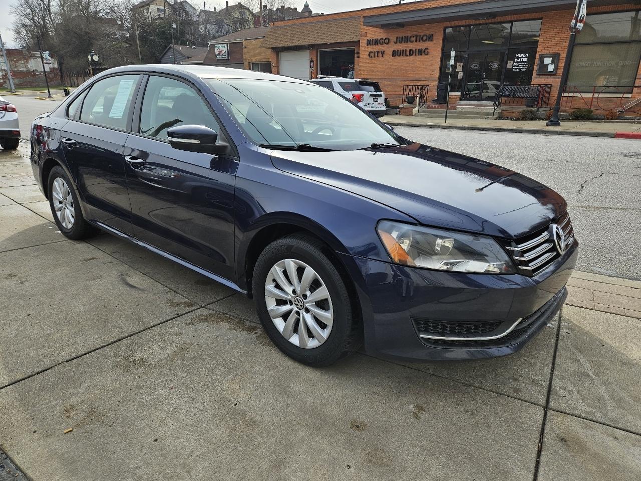 Volkswagen Passat 2.5L S W/Appearance 2013