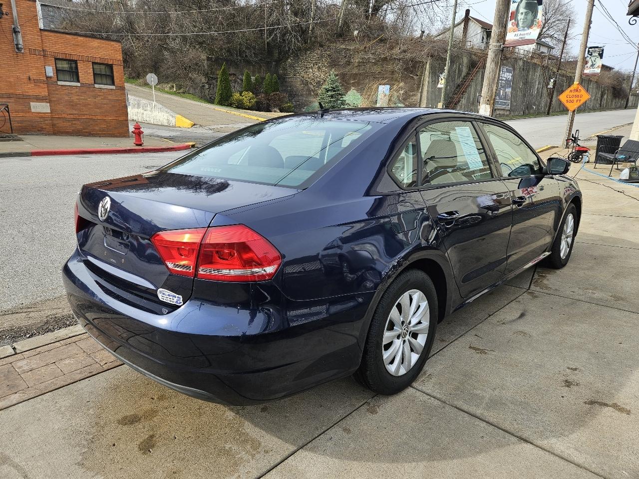 Volkswagen Passat 2.5L S W/Appearance 2013