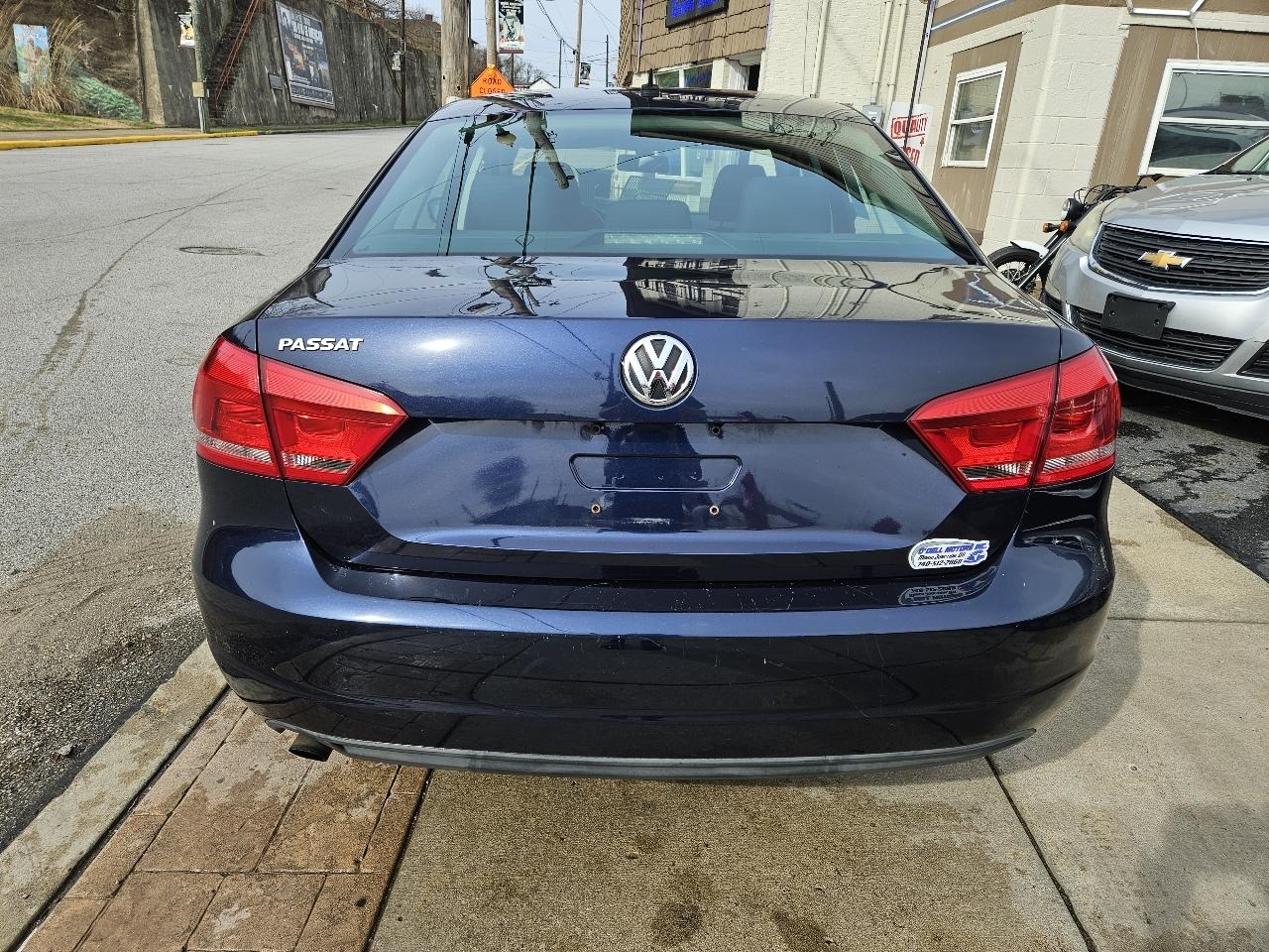 Volkswagen Passat 2.5L S W/Appearance 2013