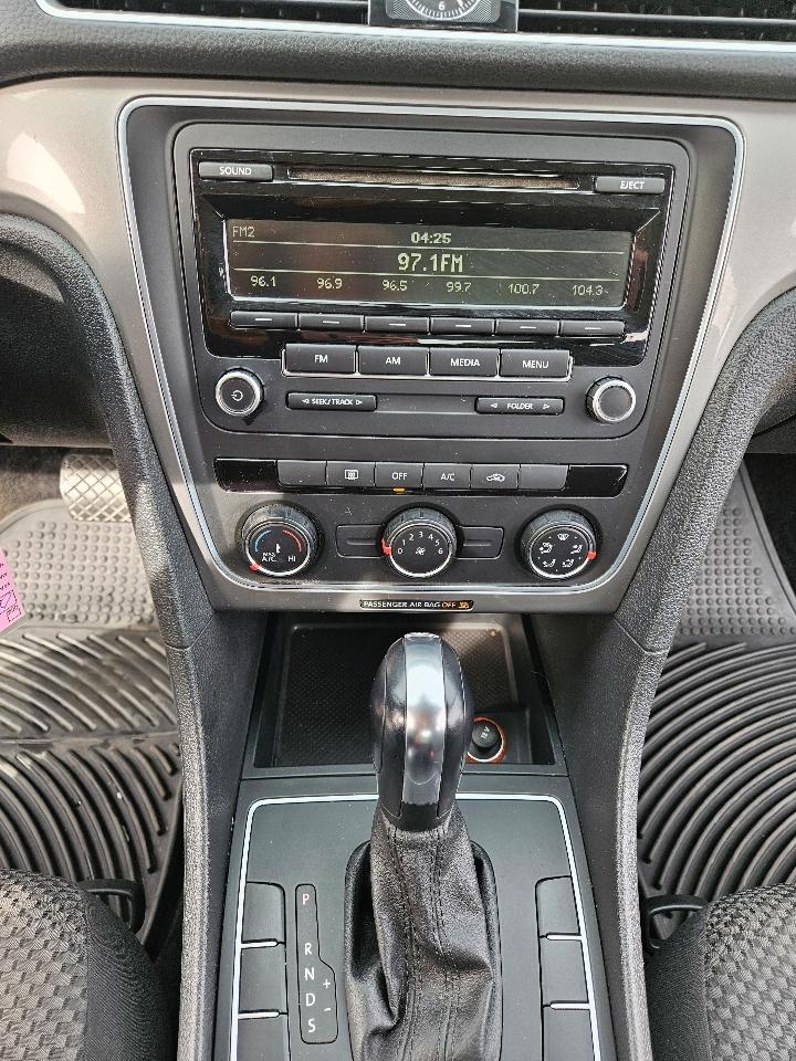 Volkswagen Passat 2.5L S W/Appearance 2013