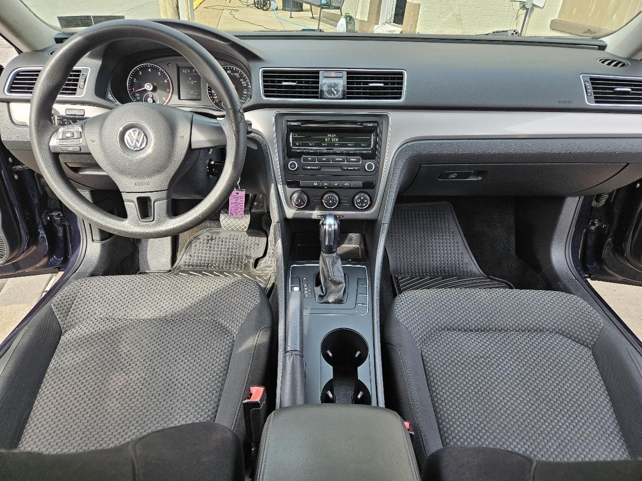 Volkswagen Passat 2.5L S W/Appearance 2013