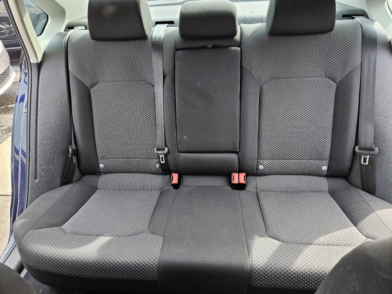 Volkswagen Passat 2.5L S W/Appearance 2013