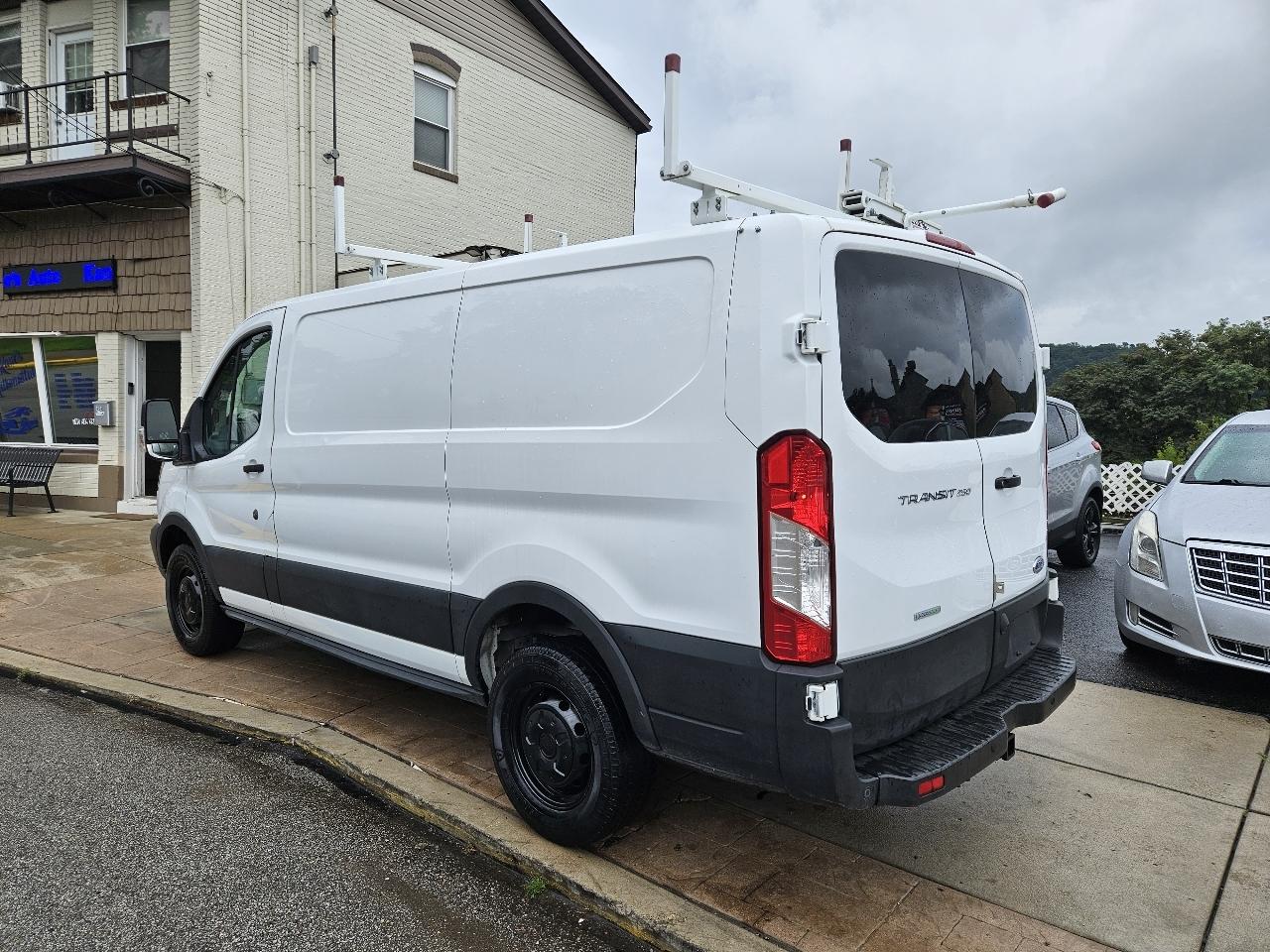 Ford Transit 250 Van Low Roof w/Sliding Pass. 130-in. WB 2019
