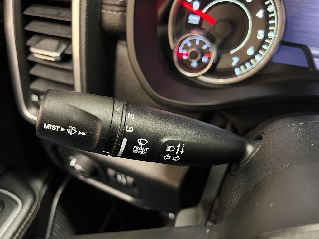 RAM 1500 Laramie 4x4 Crew Cab 5'7" Box 2020