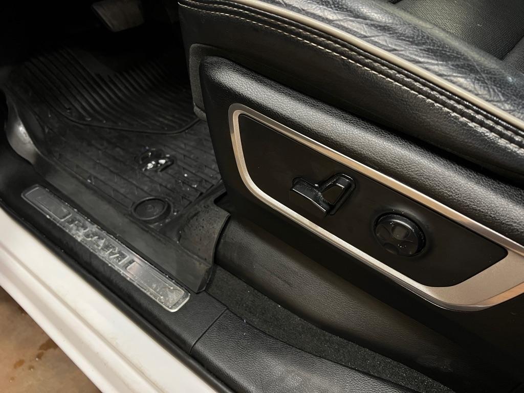 RAM 1500 Laramie 4x4 Crew Cab 5'7" Box 2020