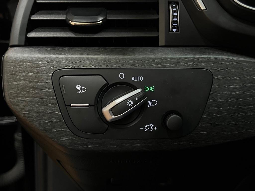 Audi A4 Sedan Premium Plus 40 TFSI quattro 2021