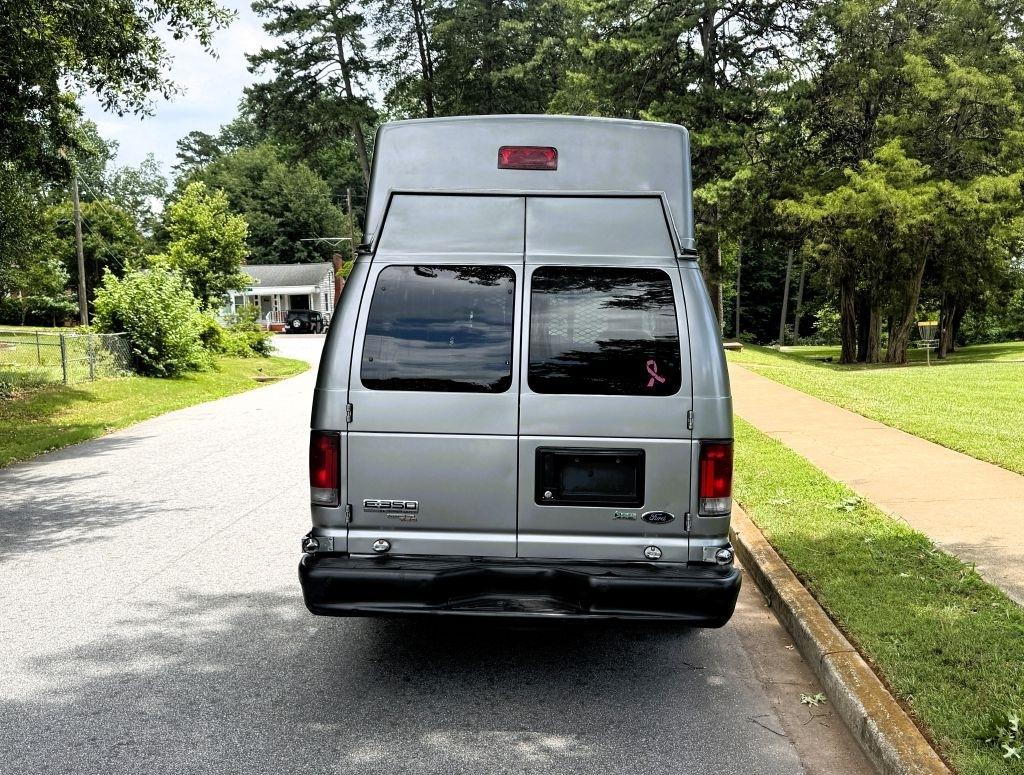 2010 Ford E-Series Econoline Wagon XL - Photo 6