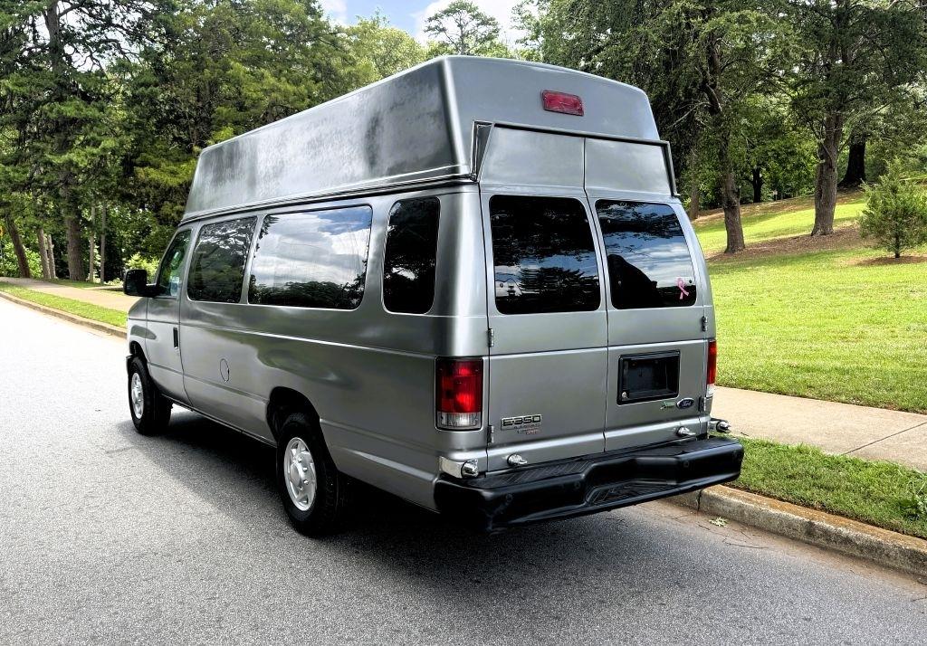 2010 Ford E-Series Econoline Wagon XL - Photo 7