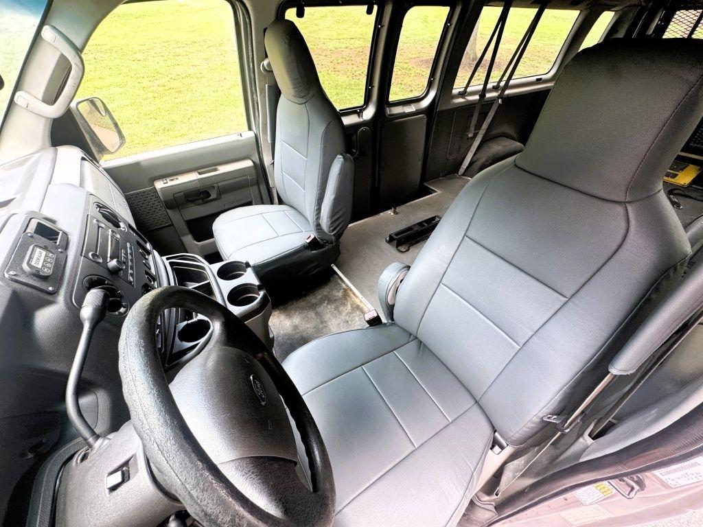 2010 Ford E-Series Econoline Wagon XL - Photo 9