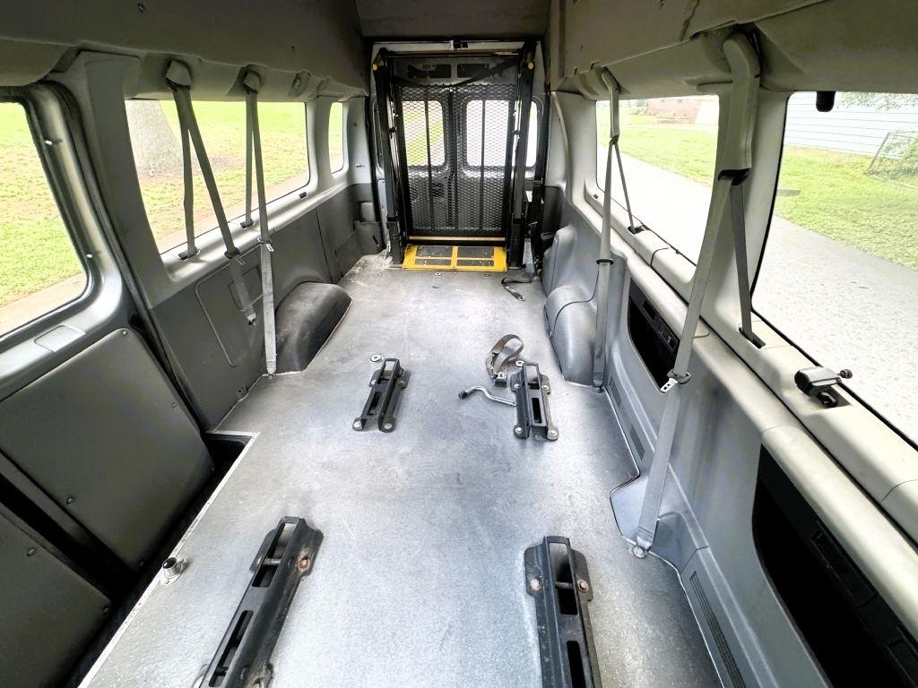 2010 Ford E-Series Econoline Wagon XL - Photo 10