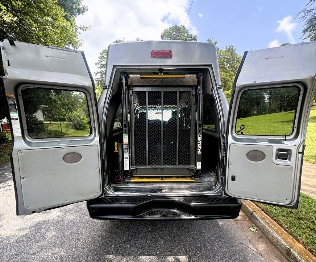 2010 Ford E-Series Econoline Wagon XL - Photo 12