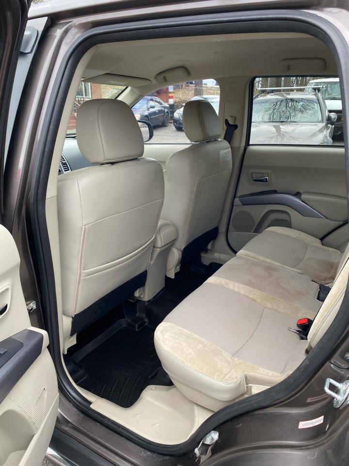 Mitsubishi Outlander SE 2010