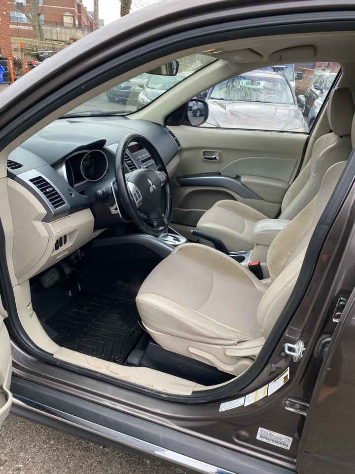 Mitsubishi Outlander SE 2010