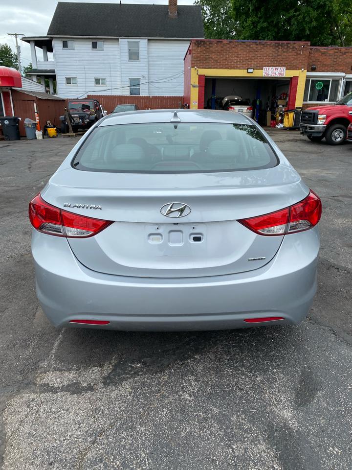 Hyundai Elantra  2011