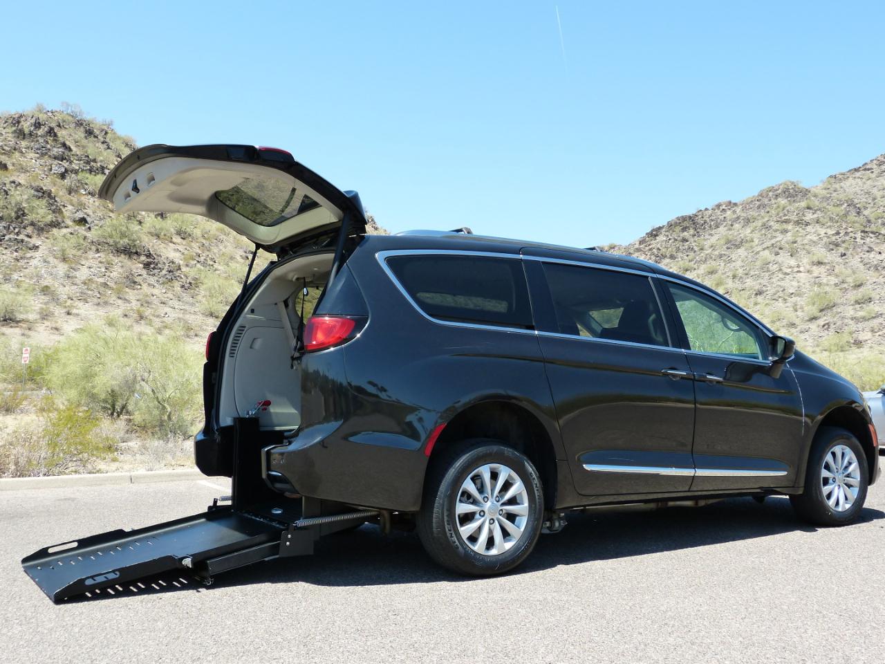 2019 Chrysler Pacifica Touring L's photo