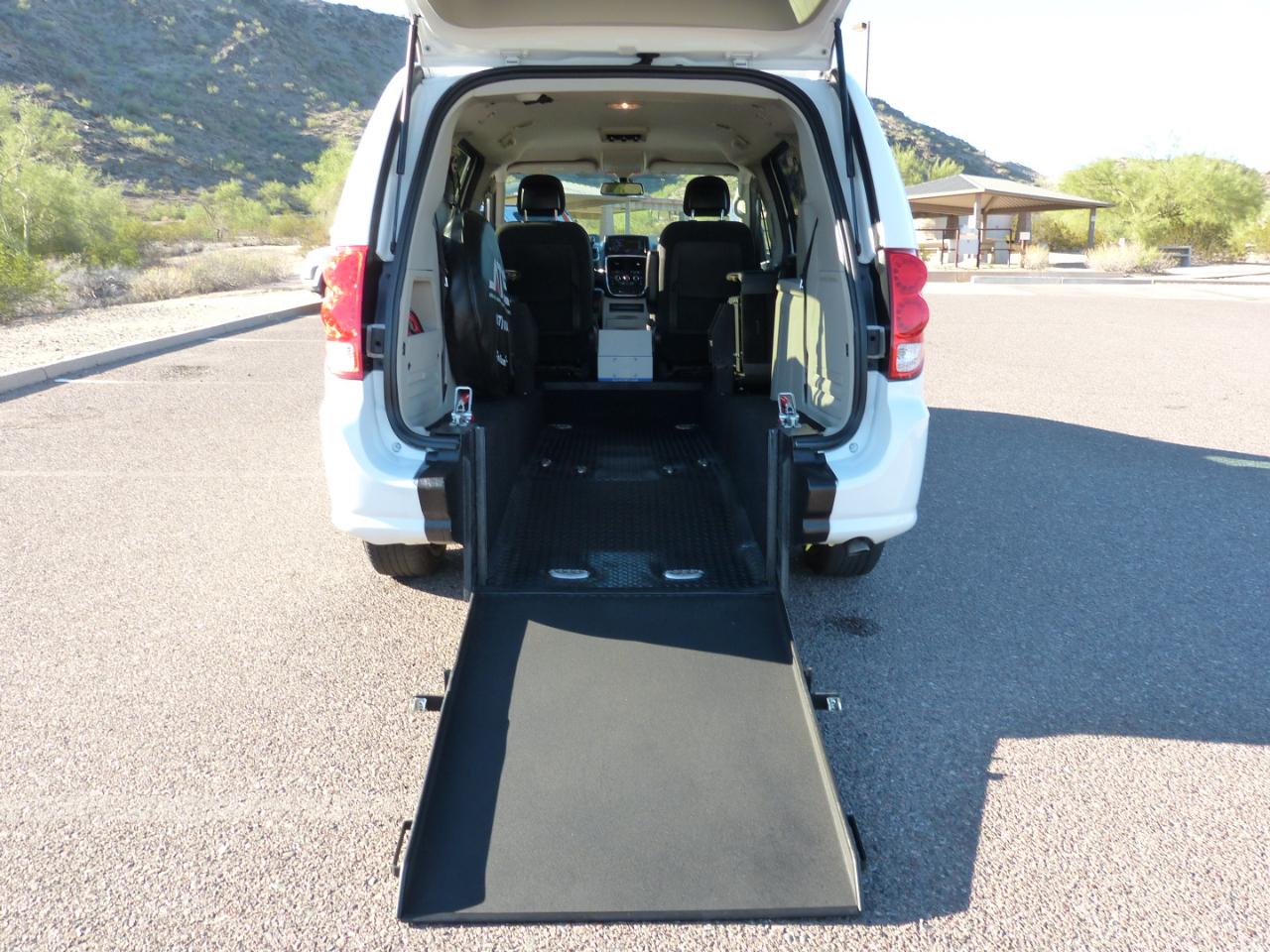 Dodge Grand Caravan photo 2