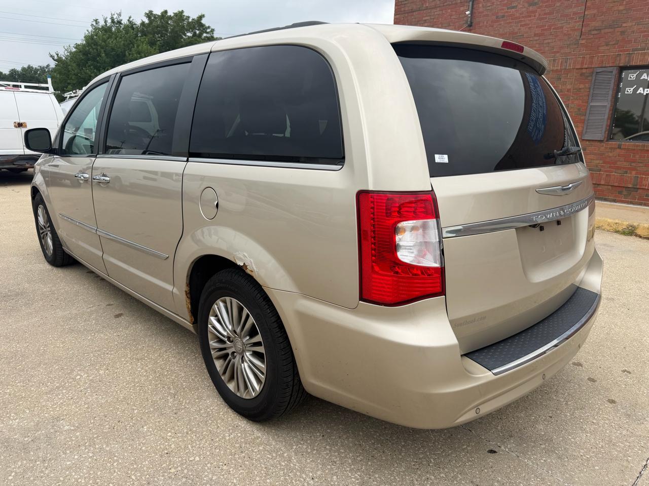 Chrysler Town & Country Touring-L 2013