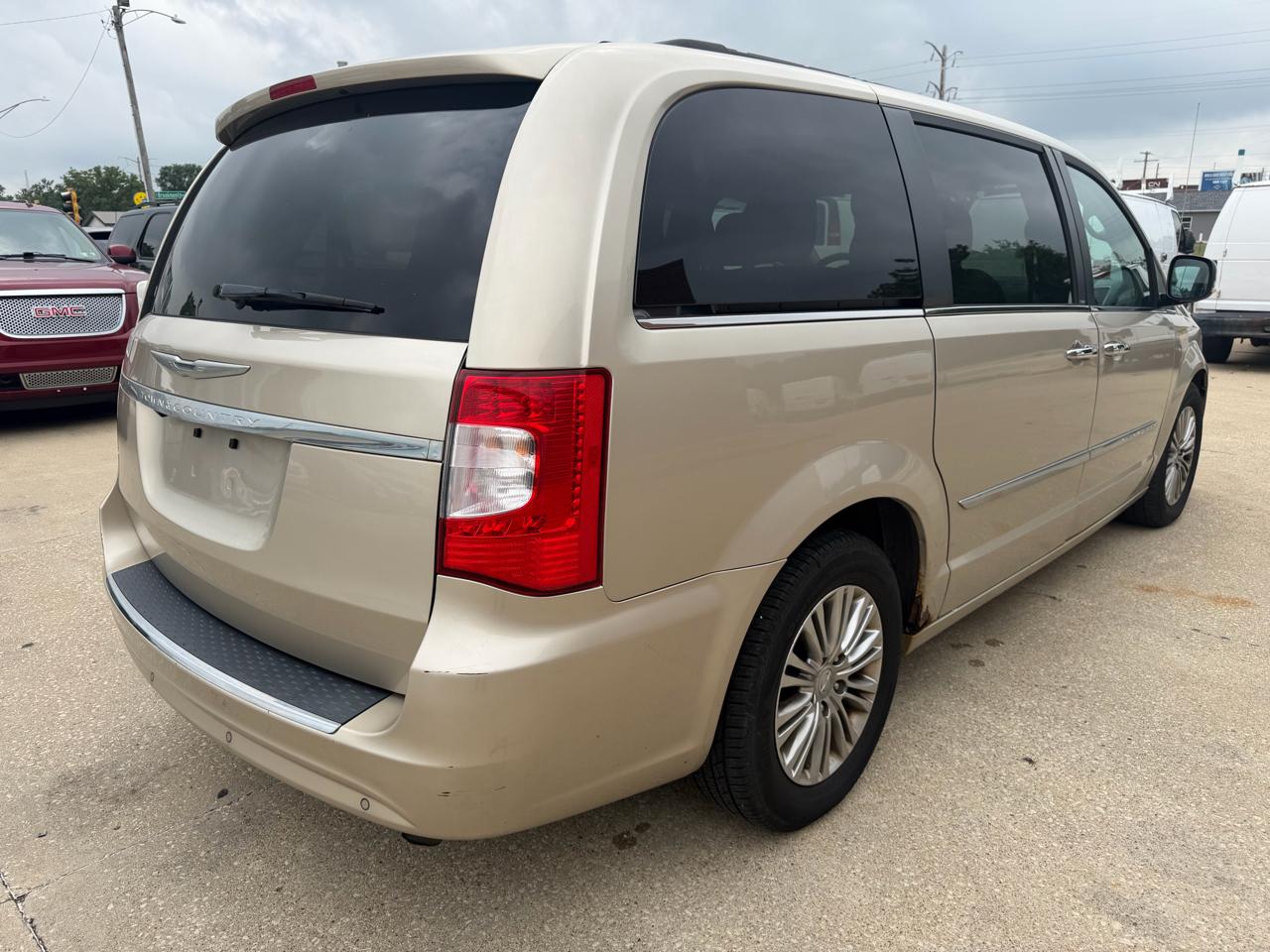 Chrysler Town & Country Touring-L 2013