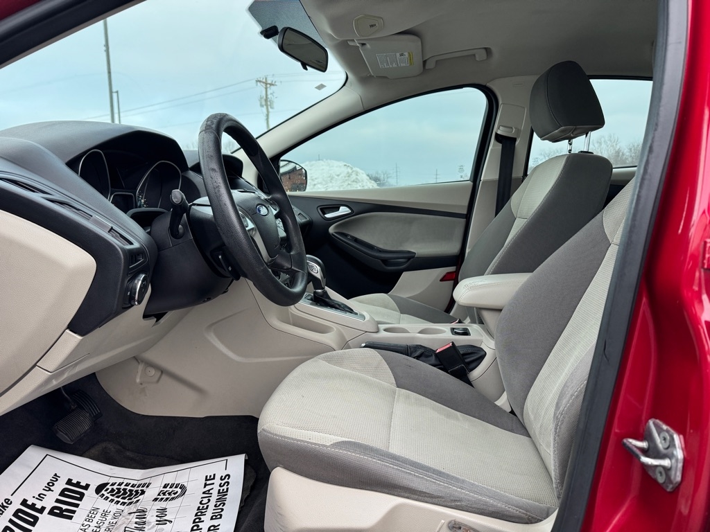 Ford Focus 4dr Sdn SE 2012