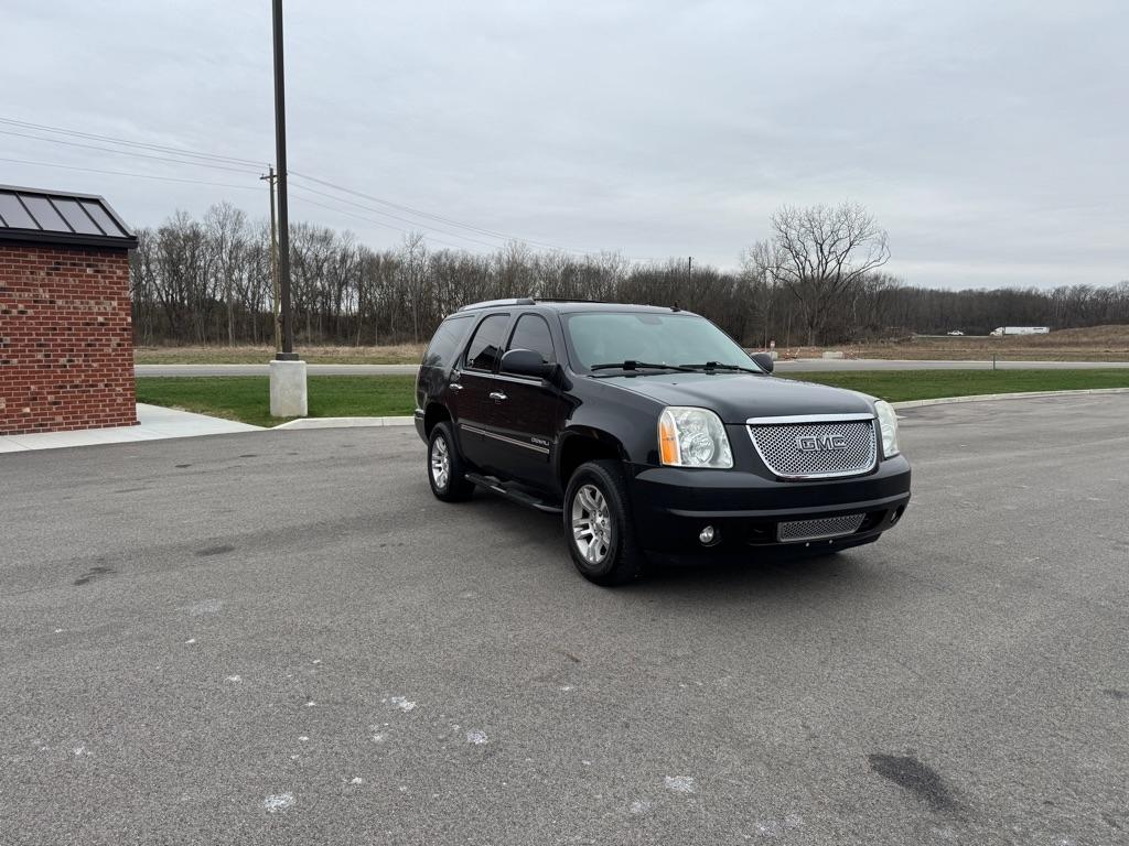 GMC Yukon AWD 4dr 1500 Denali 2011