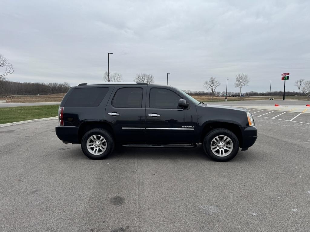 GMC Yukon AWD 4dr 1500 Denali 2011