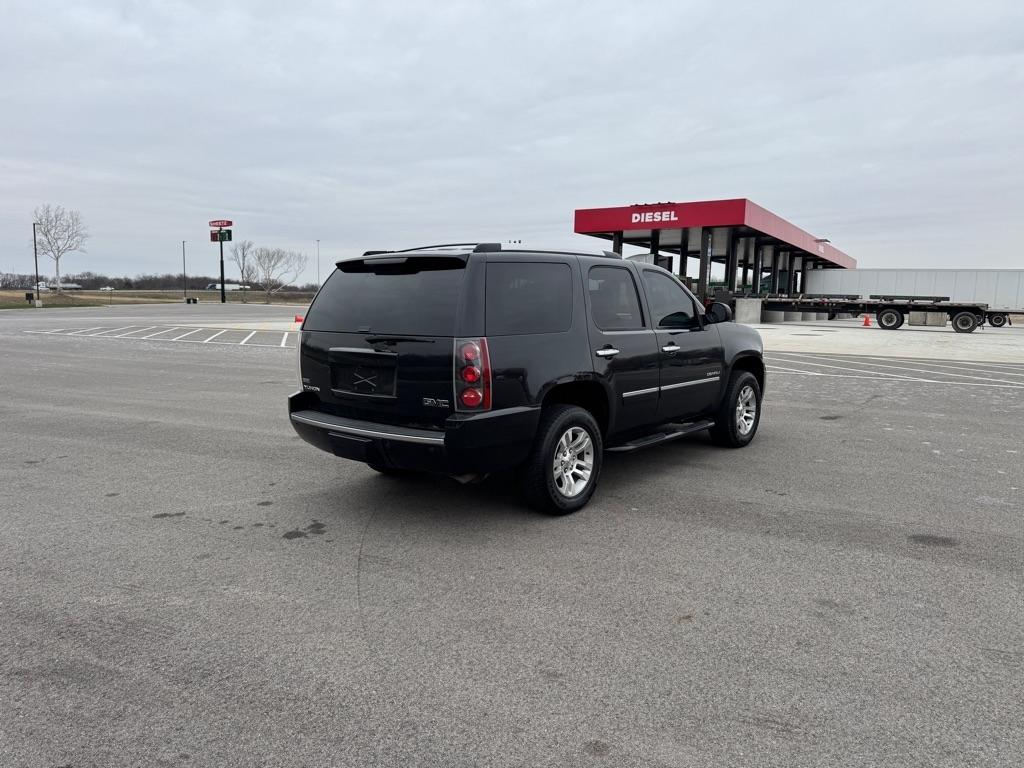 GMC Yukon AWD 4dr 1500 Denali 2011
