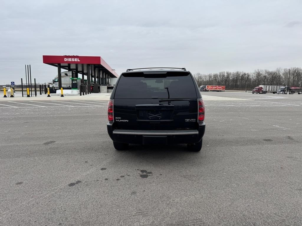 GMC Yukon AWD 4dr 1500 Denali 2011