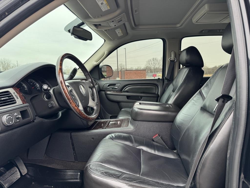 GMC Yukon AWD 4dr 1500 Denali 2011