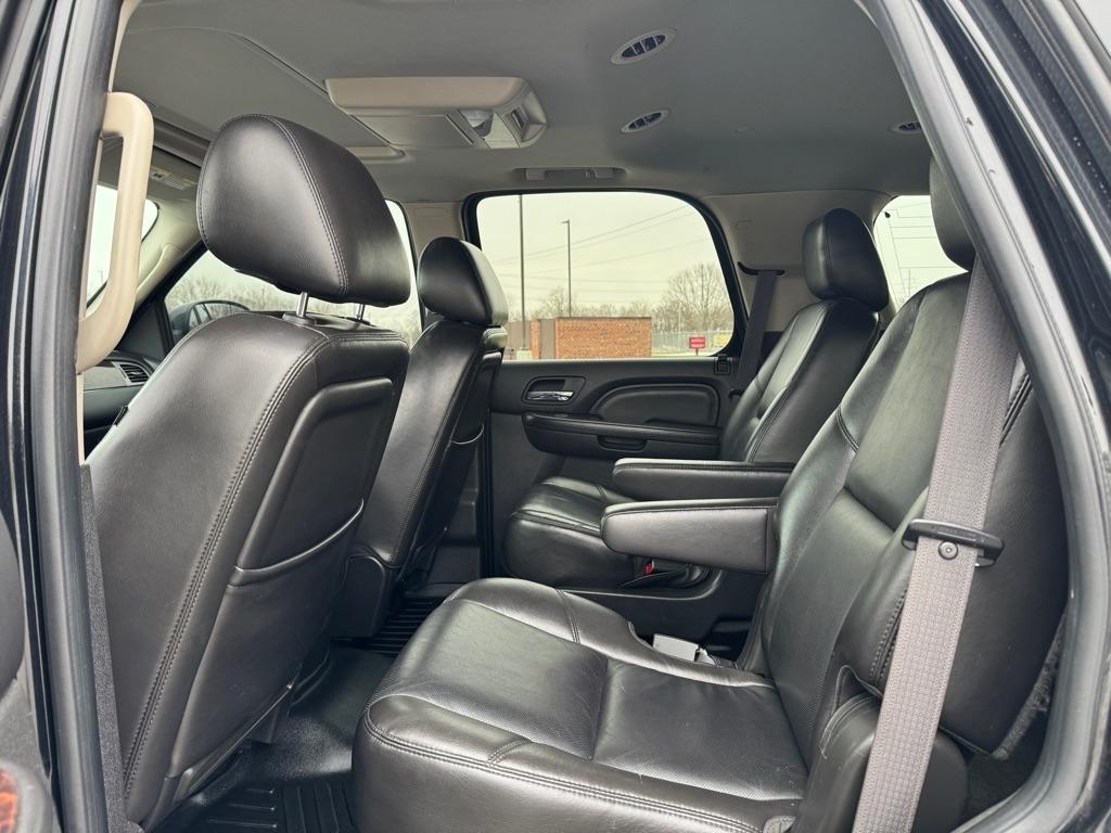 GMC Yukon AWD 4dr 1500 Denali 2011