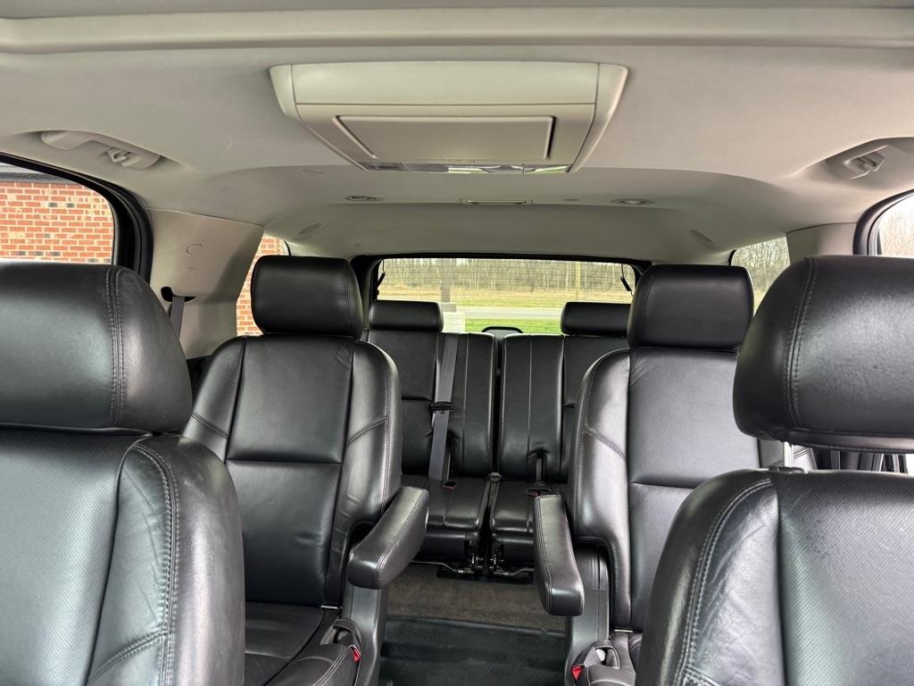 GMC Yukon AWD 4dr 1500 Denali 2011