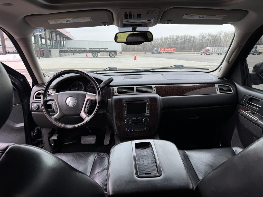 GMC Yukon AWD 4dr 1500 Denali 2011