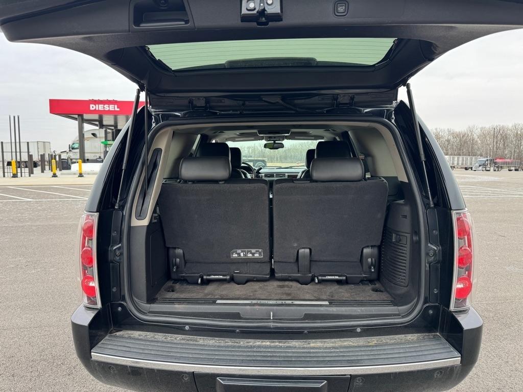 GMC Yukon AWD 4dr 1500 Denali 2011