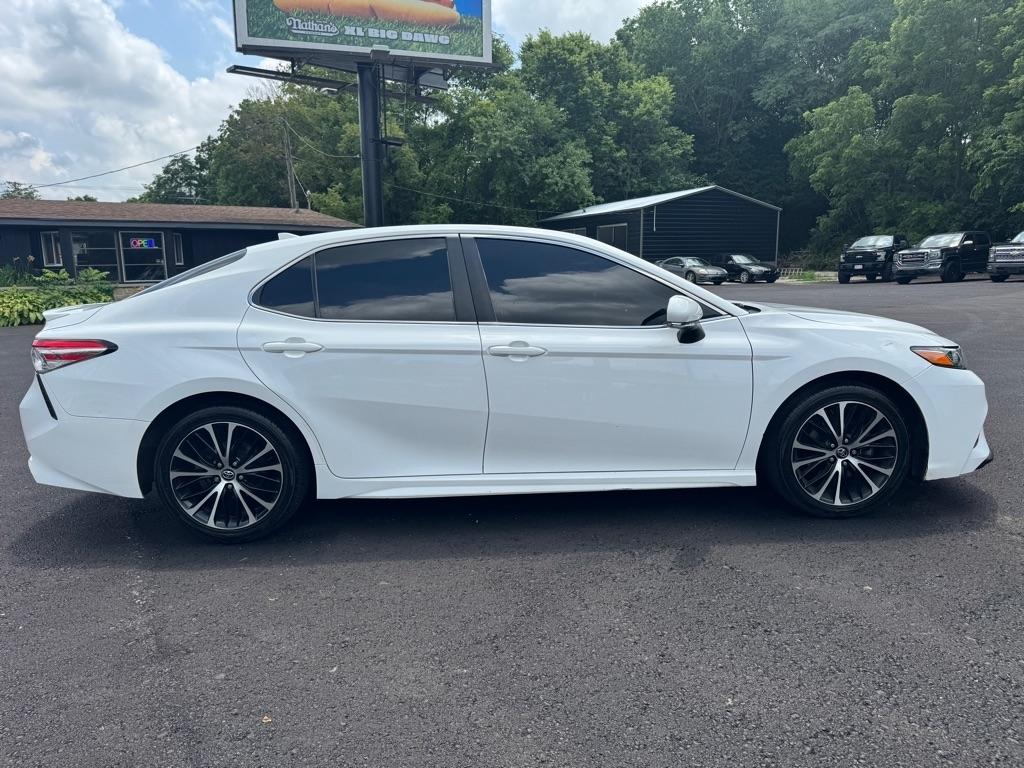 Toyota Camry SE Auto (Natl) 2020