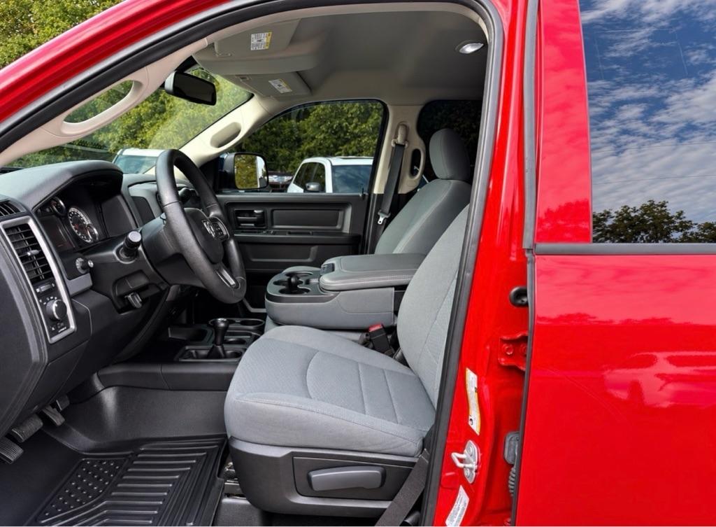 RAM 2500 Tradesman 4x4 Crew Cab 6'4" Box 2017
