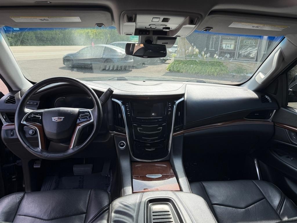 Cadillac Escalade ESV 4WD 4dr Luxury 2017