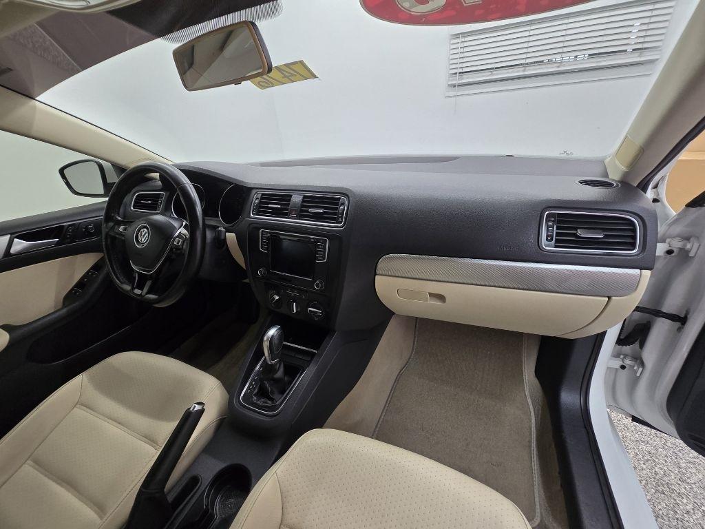 Volkswagen Jetta SE 6A 2016