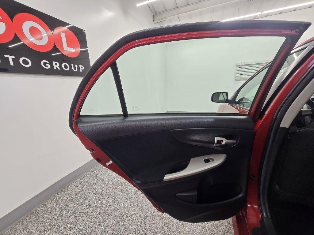 Toyota Corolla S 5-Speed MT 2012