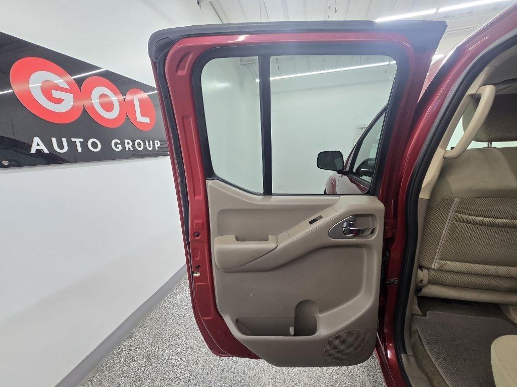 Nissan Frontier LE Crew Cab 2WD 2010