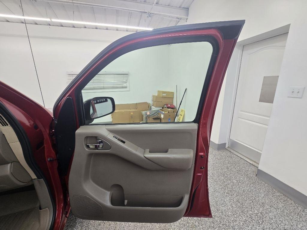 Nissan Frontier LE Crew Cab 2WD 2010