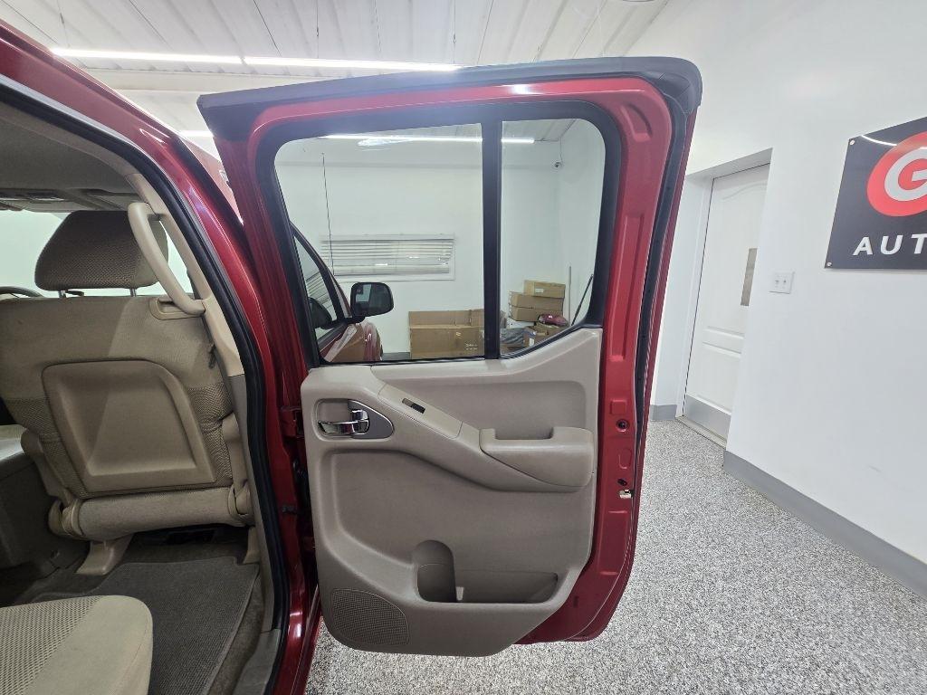 Nissan Frontier LE Crew Cab 2WD 2010