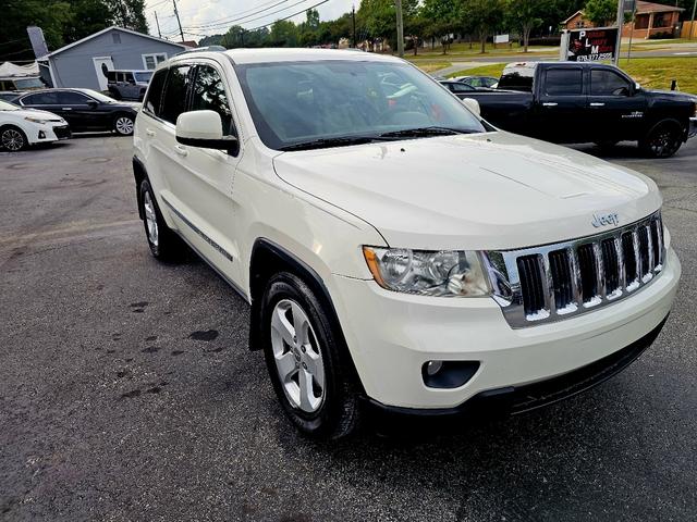 White 2011 Jeep Grand Cherokee SUV / Crossover 4X2