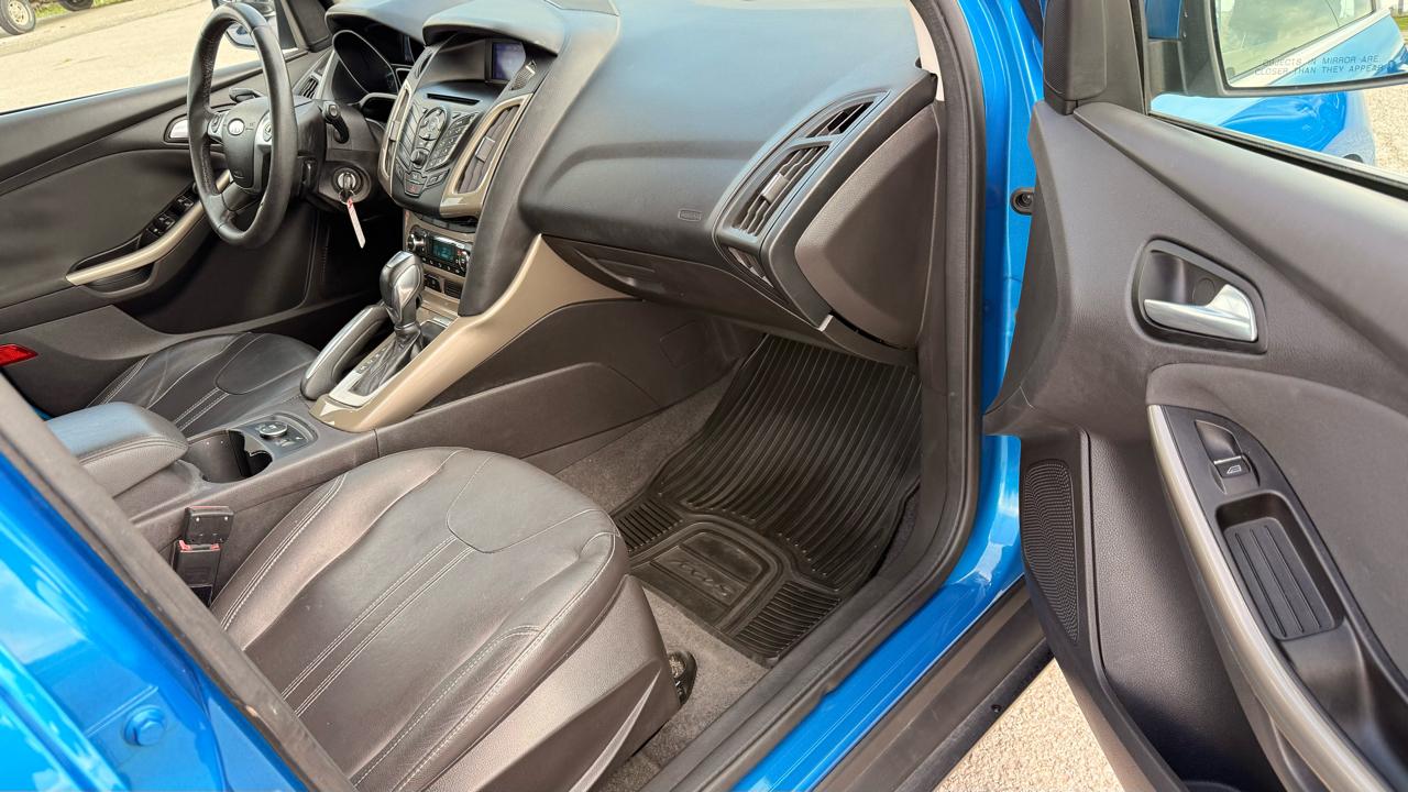 Ford Focus 4dr Sdn SEL 2012