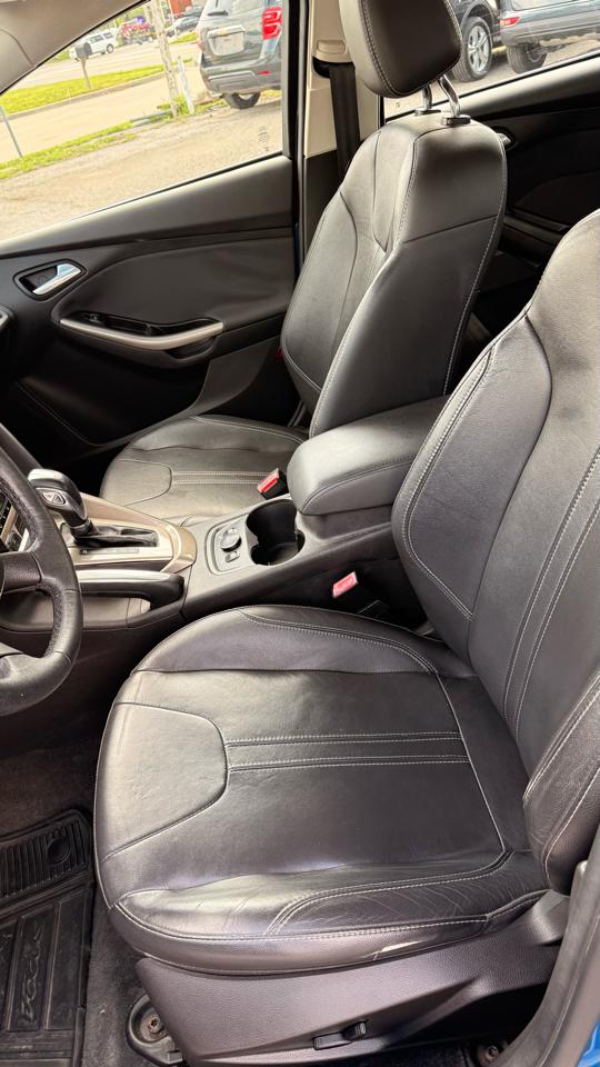 Ford Focus 4dr Sdn SEL 2012