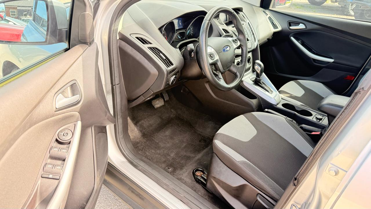 Ford Focus 4dr Sdn SE 2012