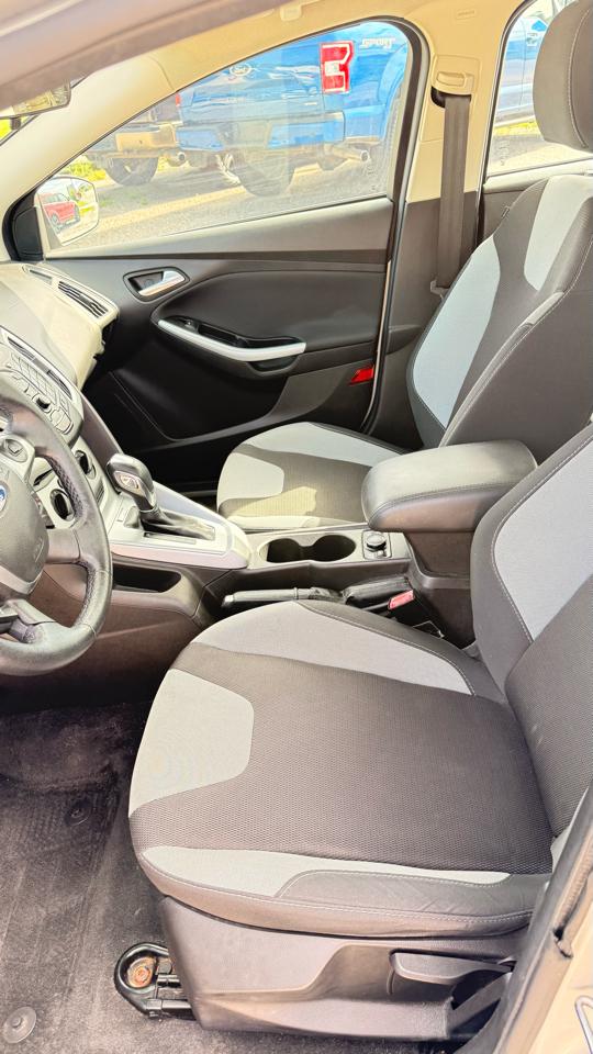Ford Focus 4dr Sdn SE 2012