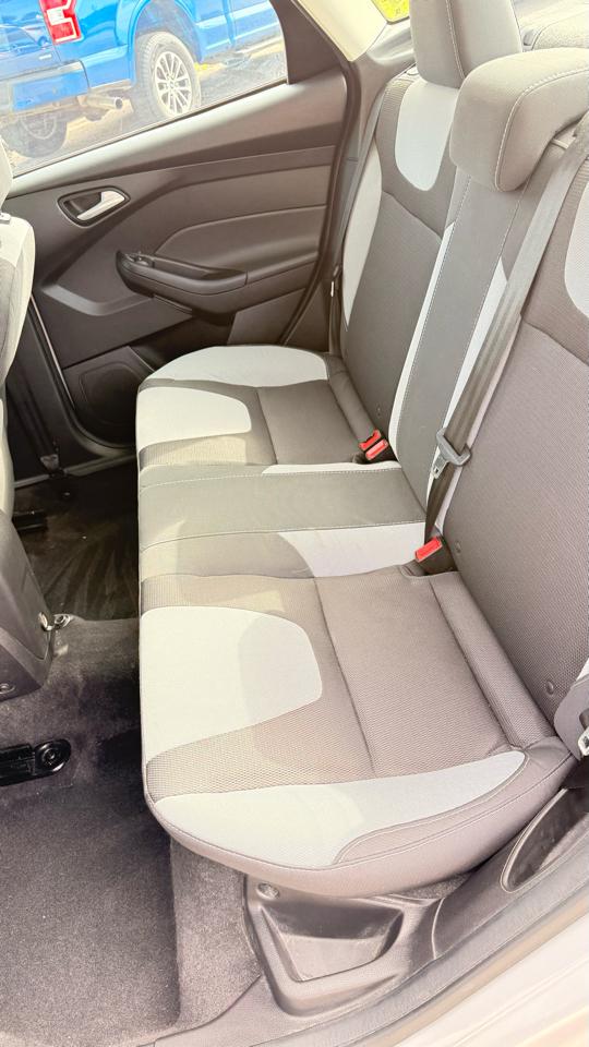 Ford Focus 4dr Sdn SE 2012
