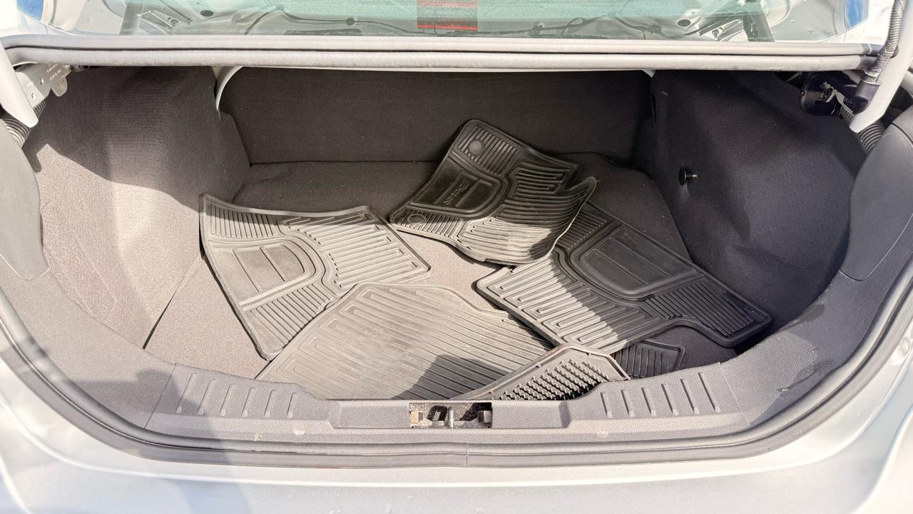 Ford Focus 4dr Sdn SE 2012