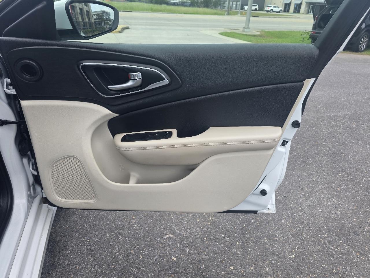 Chrysler 200 4dr Sdn Limited FWD 2016