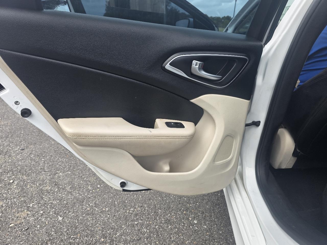 Chrysler 200 4dr Sdn Limited FWD 2016