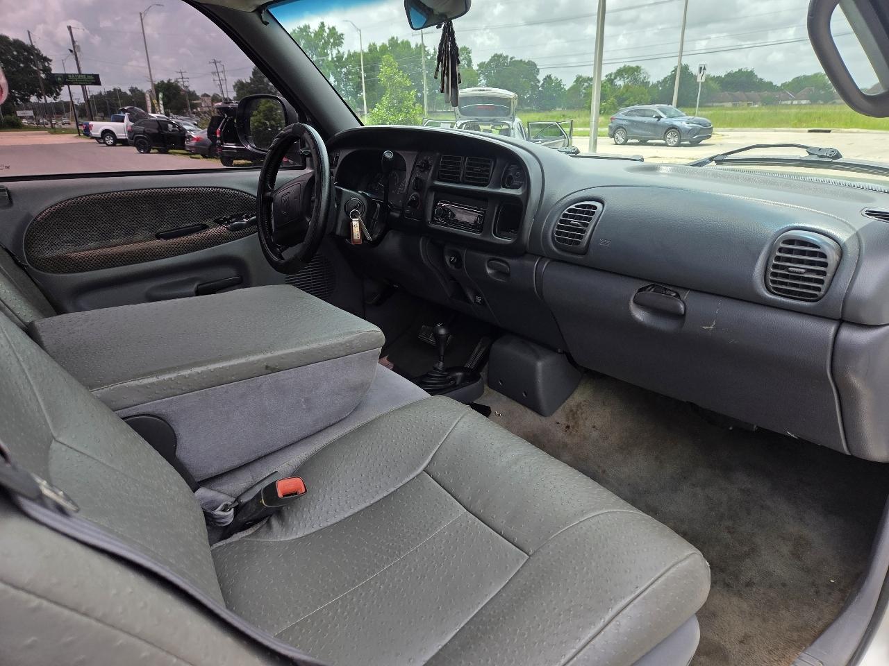 Dodge Ram 1500 4dr Quad Cab 139" WB 4WD 2001